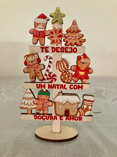 Árvore de Natal de mesa de madeira com frase e boneco de biscoito