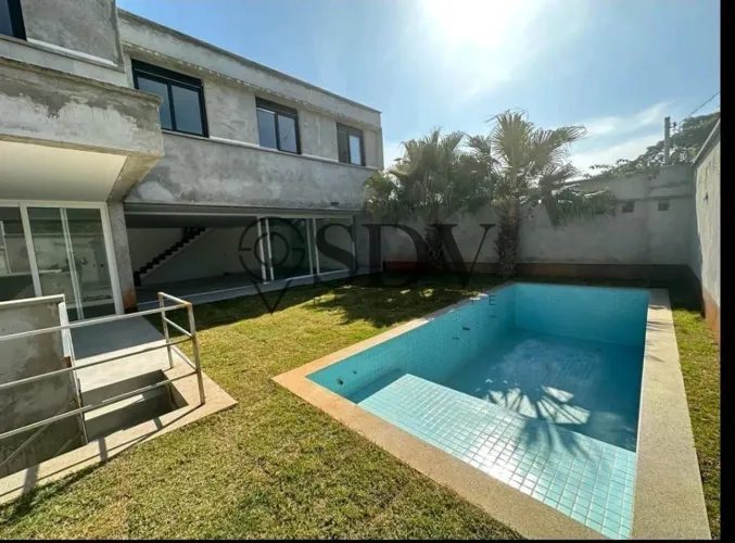 Casa nova à venda em condomínio fechado, 4 sts, 4 vgs subterrânea. Campo Belo.