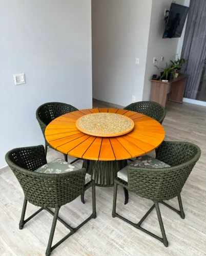 MESA PARA ÁREA EXTERNA _ TAMPO DE MADEIRA FORMATO PIZZA