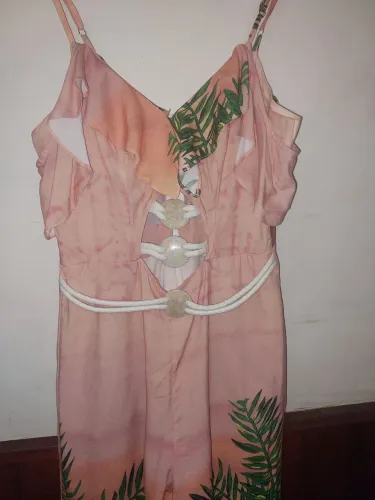 Macacão estampado tropical com detalhes vazados