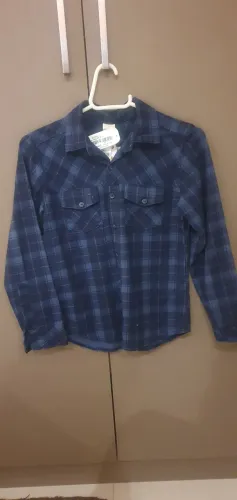 Camisa xadrez azul; flanelada.