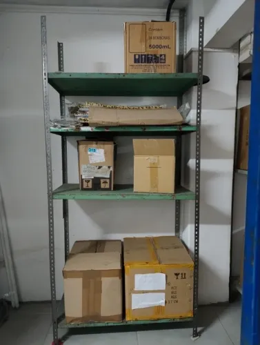prateleira de ferro reforçada com 4 bandejas para uso comercial