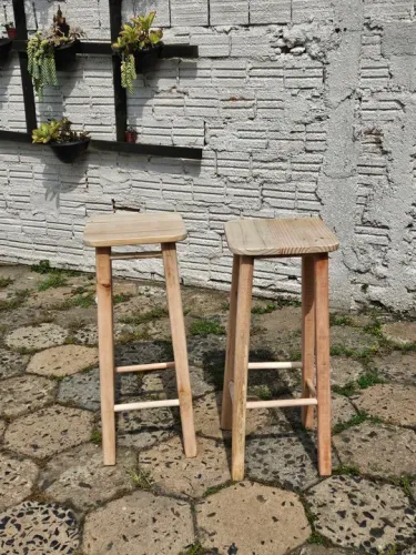 Par de Banquetas de Madeira para Bar ou Cozinha