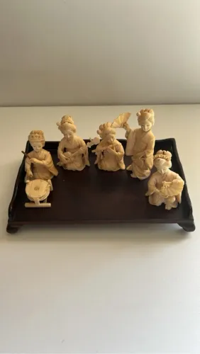 Conjunto de Estatuetas Japonesas - Gueixas com Instrumentos e Bandeja