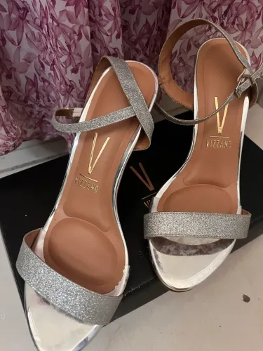 Vestido de festa com bolsa e sandália em pedraria M.