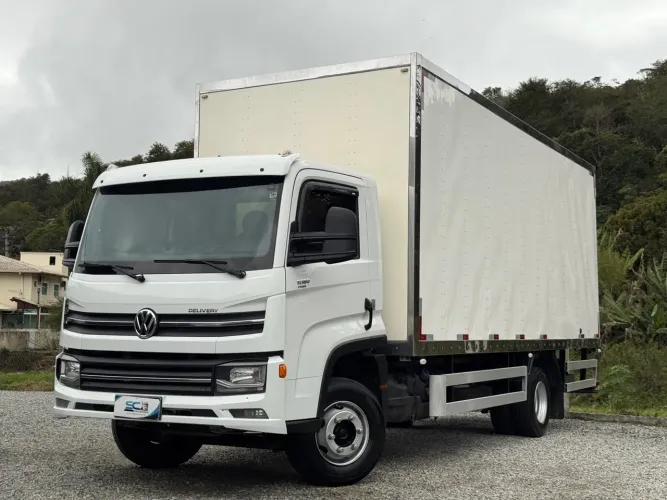 Volks 11.180 Prime ano 2020 Baú 6,20 impecável 