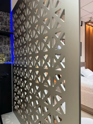 Troca de Showroom - Divisória de Ambiente Vazada - Pintura em Laca - 100% MDF