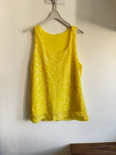 Blusa de paetês amarela vibrante