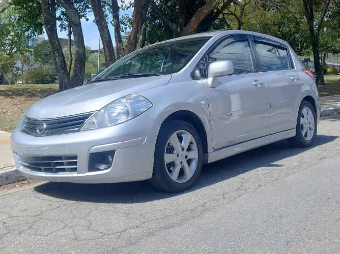 Nissan Tiida SL 1.8/1.8 Flex 16V Aut. 2012