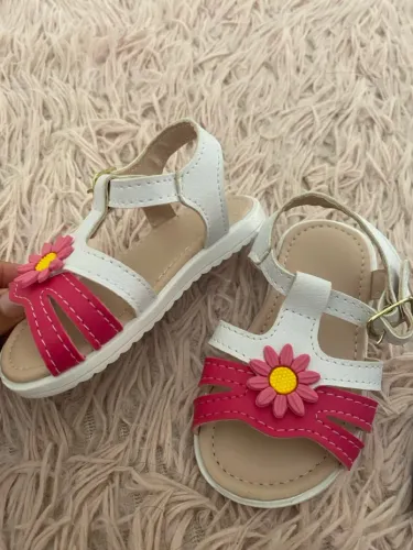 Sandálias infantis floridas
