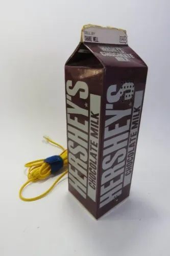 TELEFONE da HERSHEY`S, formato de EMBALAGEM DE LEITE (CHOCOLATE MILK). Necessita revisão 