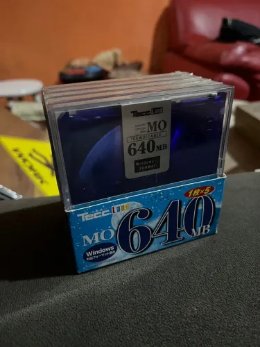 caixa de discos magneto-ópticos (MO) da marca Tecc.Land, com capacidade de 640MB