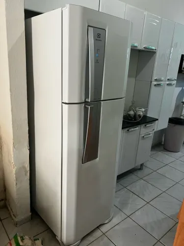 Electrolux Duplex branca, com painel eletrônico e duas portas.