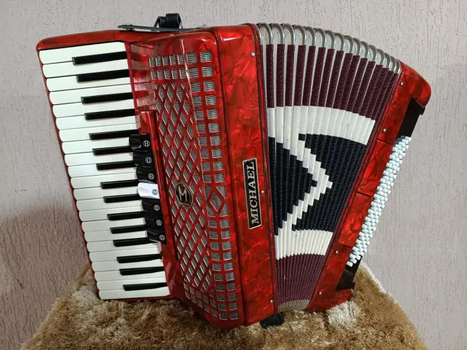 Acordeon 80 baixos. Muito boa.