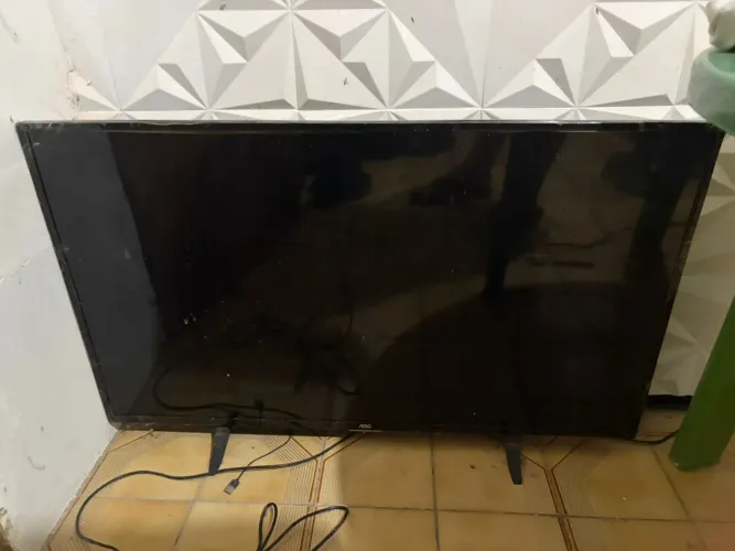 TV aoc com defeito pra vender rápido 