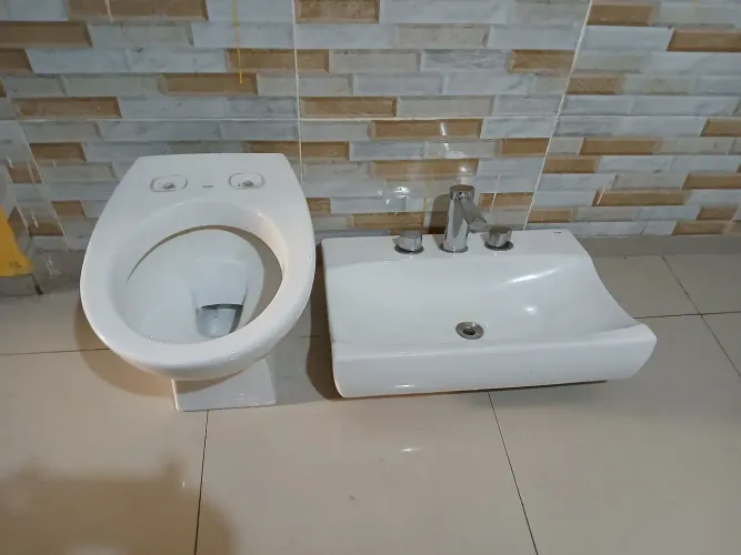 Vendo uma pia e um vazo pia com 63cm de largura e 45 comp usado em perfeito estado