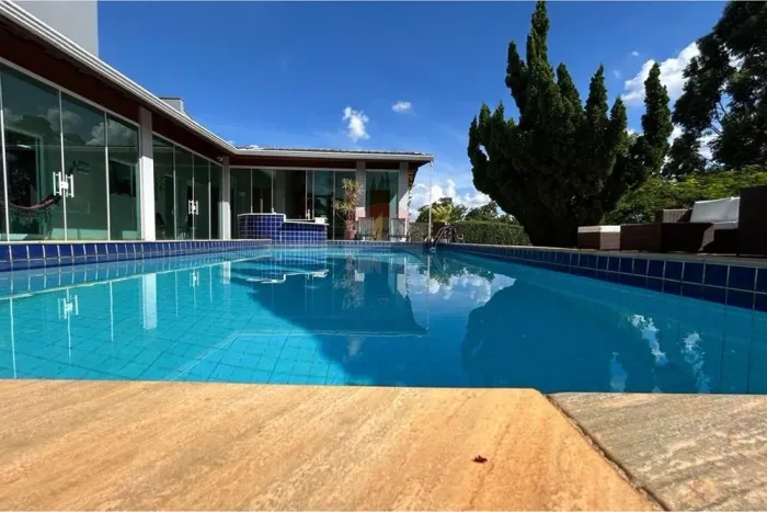 Casa em Condomínio no Colinas de Inhandjara com Terreno Amplo, Piscina e Espaços que Conec