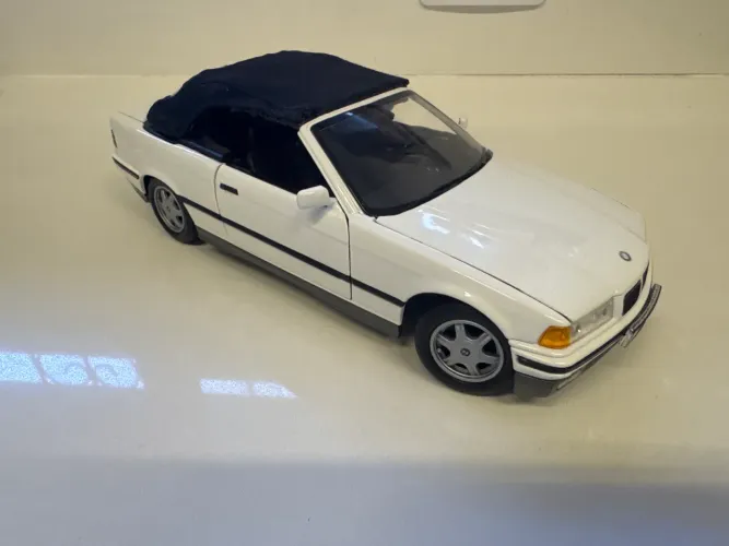 Miniatura BMW 325i cabrio 1/18