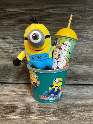Kit Minions: Pelúcia, Balde de Pipoca e Copo com Tampa