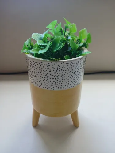 Vaso cachepot de cerâmica com planta artificial