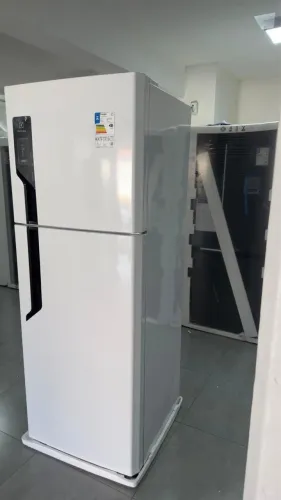 Geladeira Electrolux Frost Free com AutoSense 481L Efficient Duplex nova