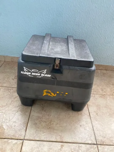 Baú e colete de motoboy