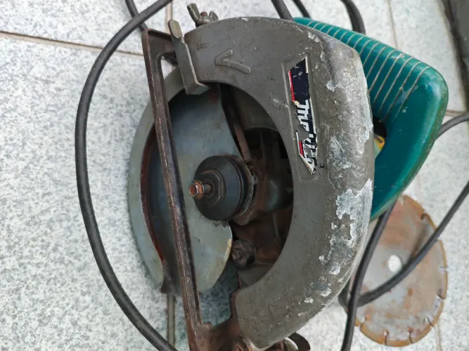 VENDO SERRA CIRCULAR MAKITA 220 COM 2 DISCOS 