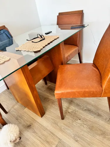 Mesa tampo de vidro com estrutura de madeira 