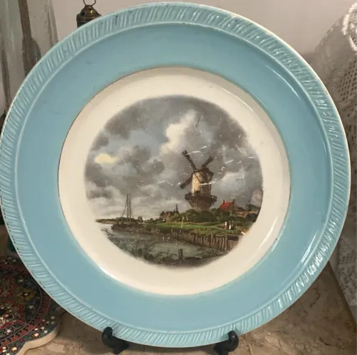 Prato holandês com cena de moinho de vento com borda azul.