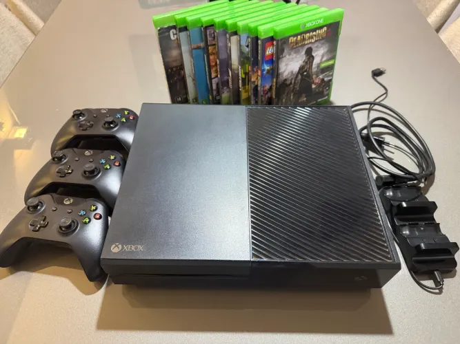 Xbox One c 3 controles e jogos
