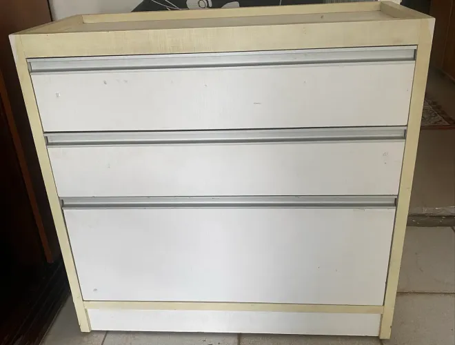 Vendo cômoda estrutura de madeira com MDF branca 1 m de largura 96 de altura 46 de prof