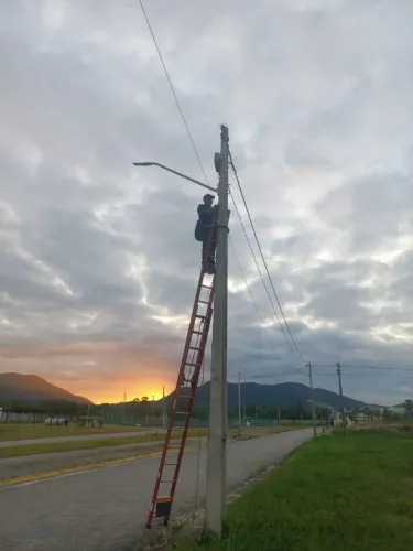 POSTES COM CAIXA INST. PADRÃO ENEL