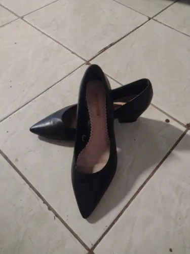 Calçado preto couro bico fino Tam 38, salto 2 cm.