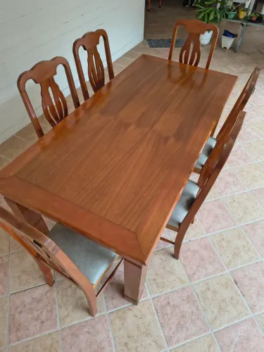 Jogo de mesa com cadeiras
