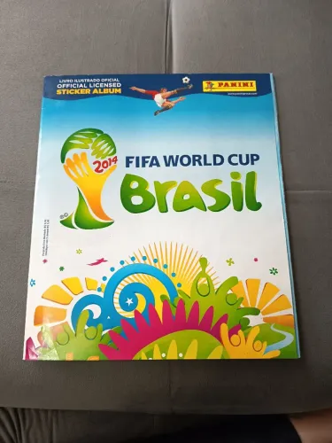 Álbum da copa 2014 com marcas de guardado