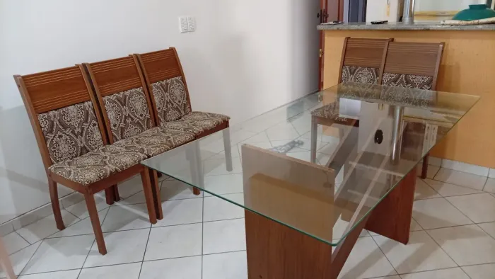 Mesa com tampo de vidro