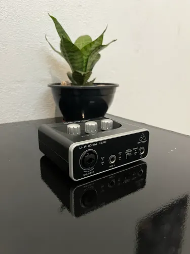 Interface de Áudio Behringer U-Phoria UM2