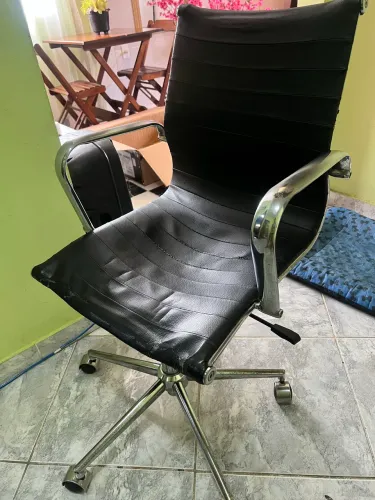 Cadeira de escritório usada 