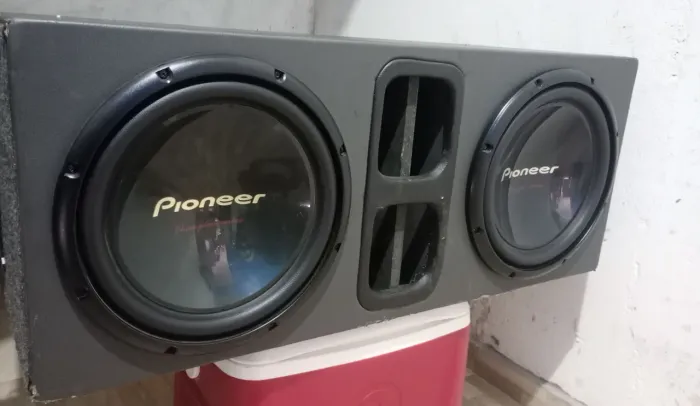 Caixa com subwoofers Pioneer cara preta 