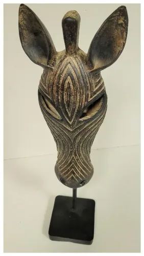 ESCULTURA TRIBAL AFRICANA DE GIRAFA EM MADEIRA PEÇA ELEGANTE PARA DECORAÇÃO SOFISTICADA.