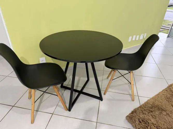Mesa com duas cadeiras