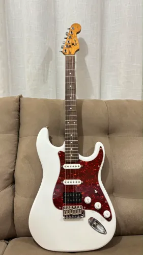 Guitarra Stratocaster Squier by Fender Affinity SSH (Cor Branca)