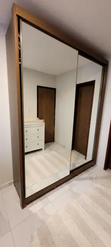Guarda-Roupa de Casal com Portas de Espelho em Perfeito Estado