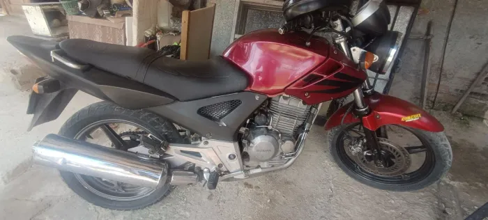 Troco por carro Fiat uno, Palio, Peugeot, Clio entre outros ou vendo,a moto não deve nada.