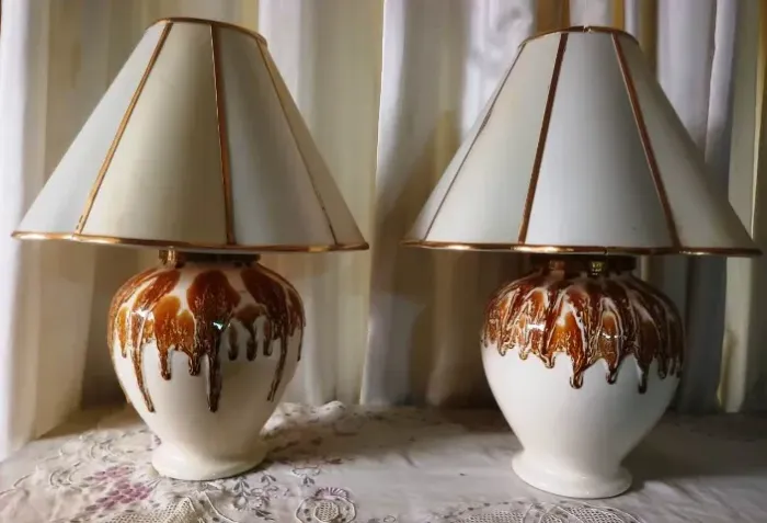 Par de Abajures Vintage Retrô - Cerâmica Esmaltada Branca com Acabamento Caramelo.