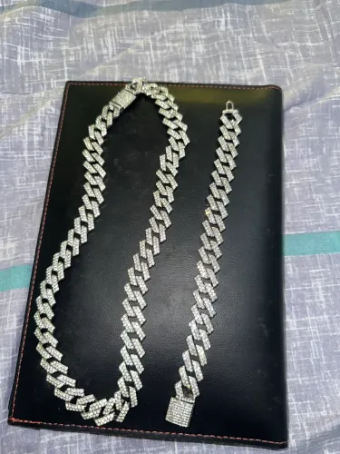 Colar e pulseira cravejada ice cubana 