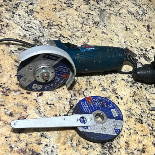 Vendo lixadeira Bosch 10 discos + chave
