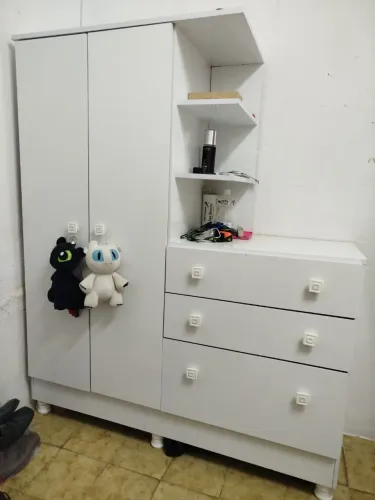 Mini guarda roupa. Duas portas, 3 gavetas.