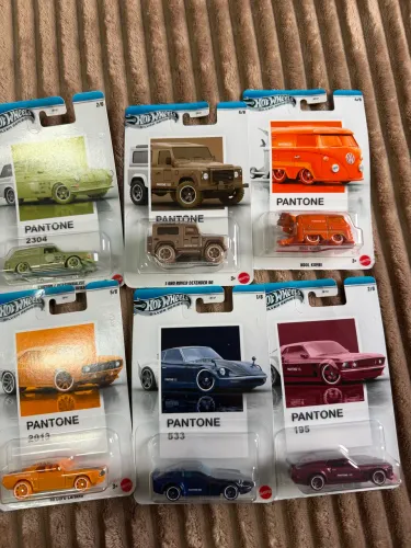 Carrinho hotweels pantone