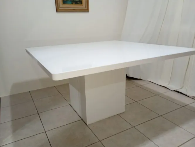 Vende-se messa em MDF com tampo revestimento em vibro medidas 1.35x1.35